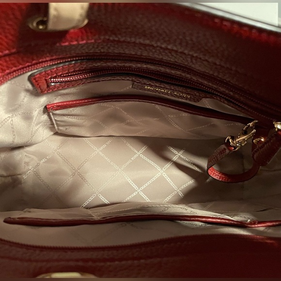 Gorgeous Fall Burgundy Michael Kors Bedford Medium Pebbled Leather Tote - Picture 5 of 6